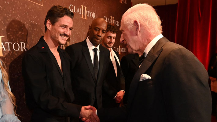 Pedro Pascal junto al Rey Carlos III