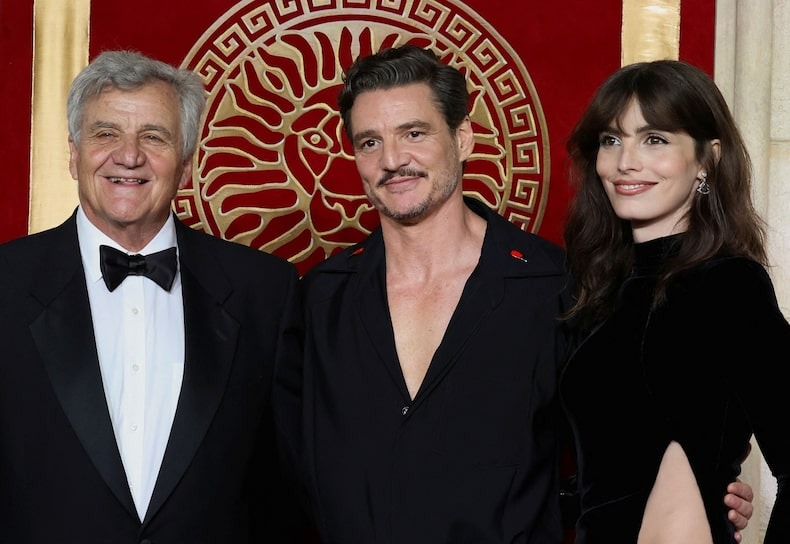 Pedro Pascal junto a su padre y su hermana