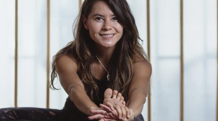 Yoga en silla antes o después del teletrabajo: Marita García enseña posturas para todo tipo de cuerpos