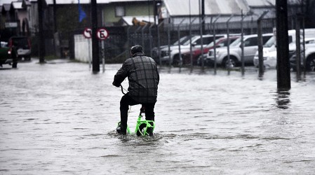 Michelle Adam: "La lluvia que cayó en un mes en Santiago cayó en un día en el sur"