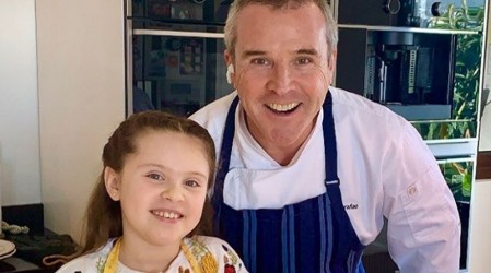 Cocina con tus hijos: Receta de "filetitos" de pollo con sésamo y mousse de manjar con merengue