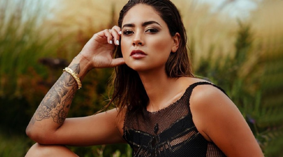 Una sensual brujita: Camila Recabarren se lució con osado disfraz para Halloween