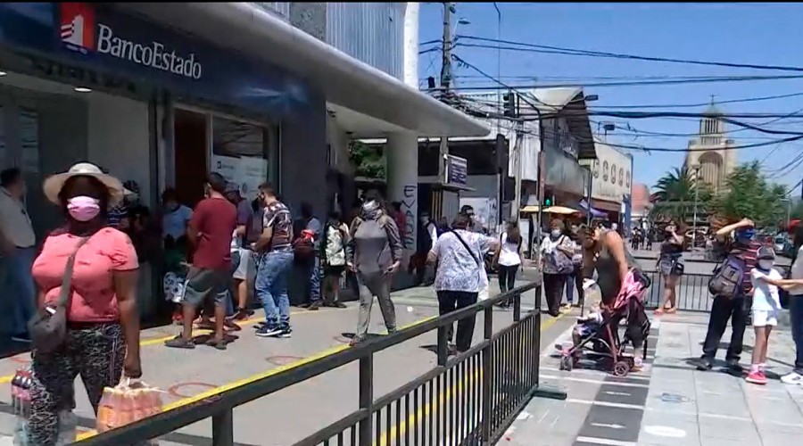 Gran aglomeración de personas en BancoEstado de Puente Alto para cambiar tarjeta de CuentaRUT