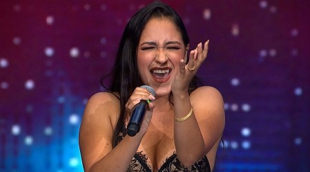 Jessica Sánchez encantó al jurado con su vozarrón y desplante en el escenario