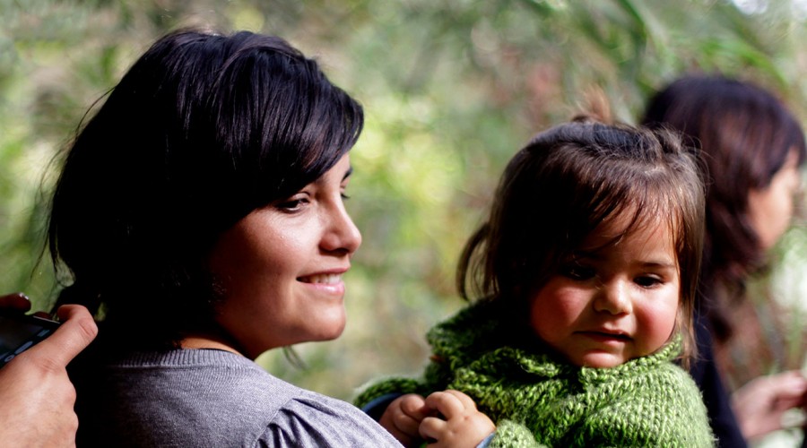 Madres, trabajadoras o emprendedoras: Revisa todos los bonos y programas solo para las mujeres