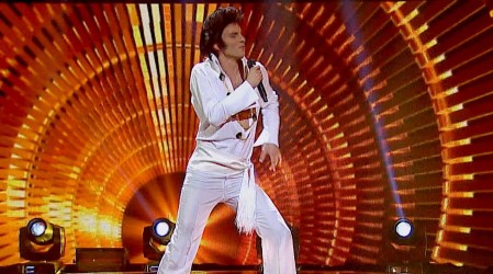 La seductora presentación de Santiago Meneghello como Elvis Presley