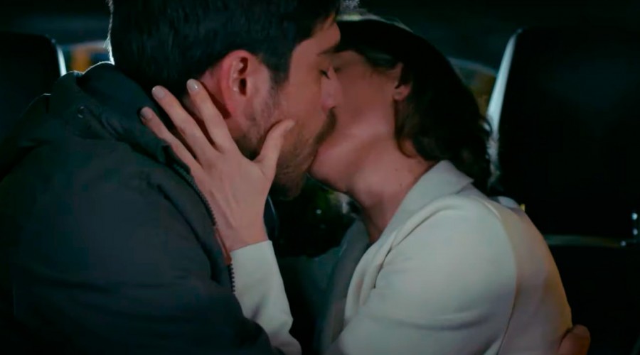 ¡Santiago y Francisca se besan por primera vez!