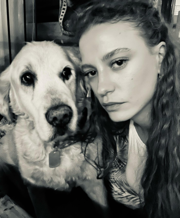 Serenay-Sarikaya-y-su-mascota