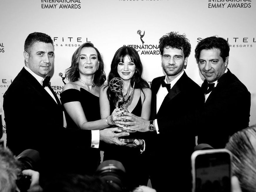 equipo-de-yargi-recibe-el-emmy-internacional