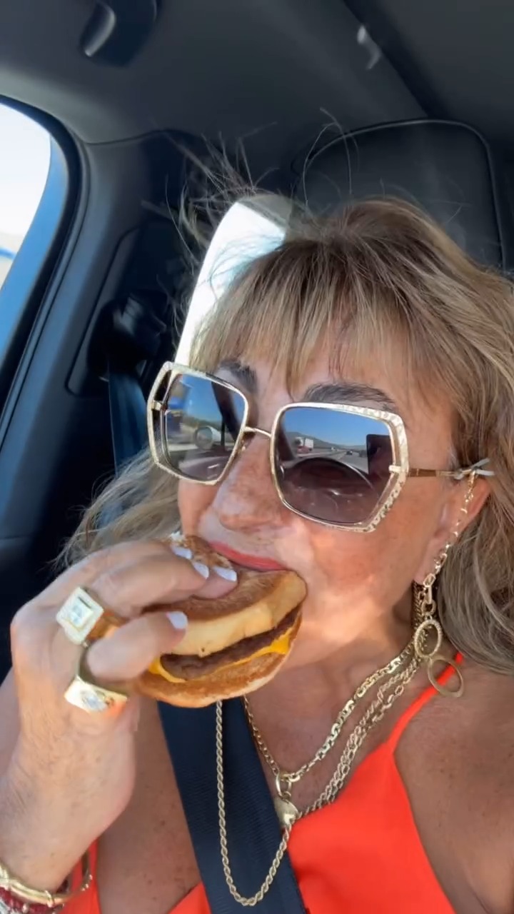 Helhue Sukni comiendo hamburguesa previo a la Gala