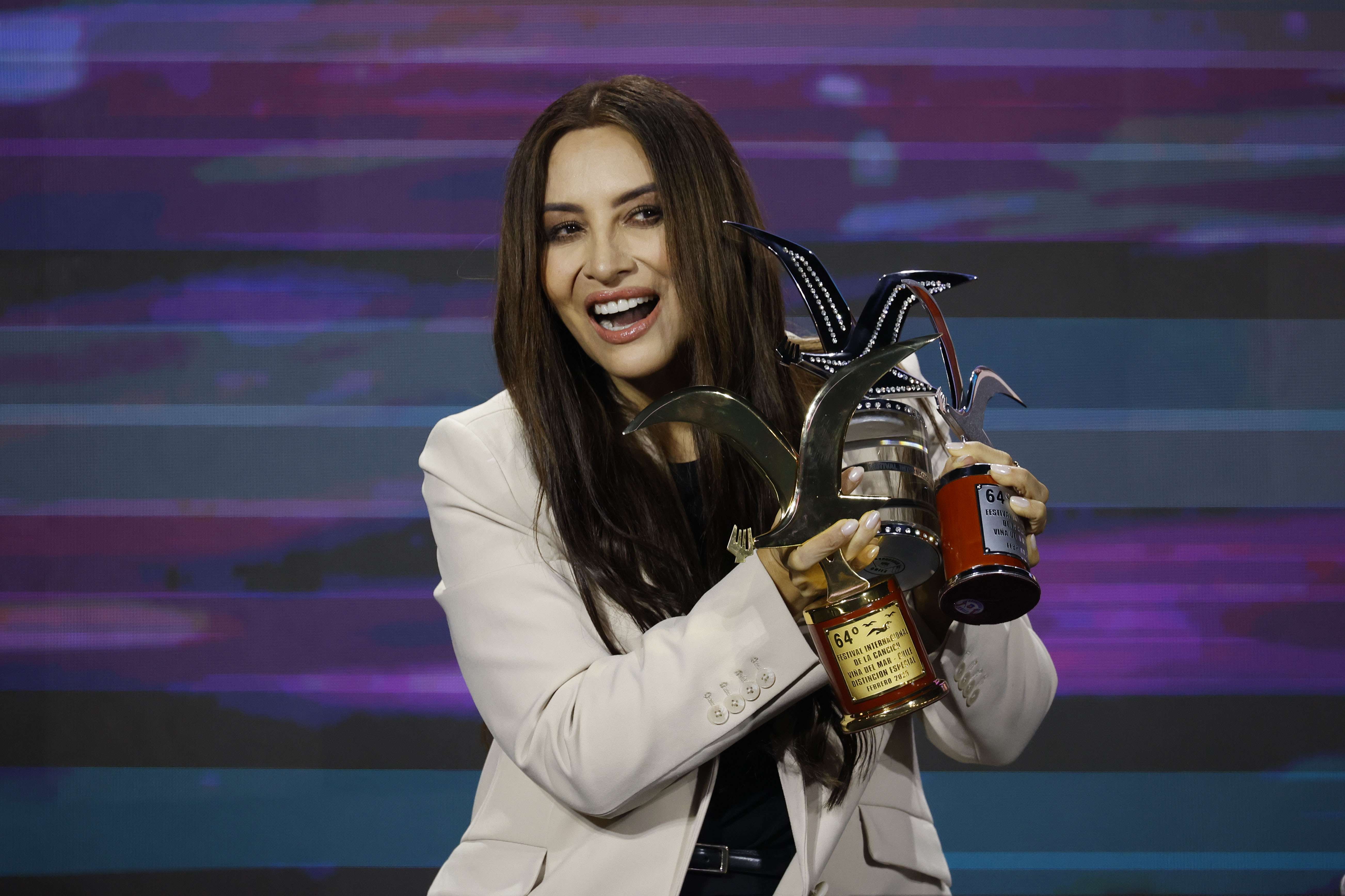 Myriam Hernández con todas sus Gaviotas obtenidas en este Festival de Viña del Mar