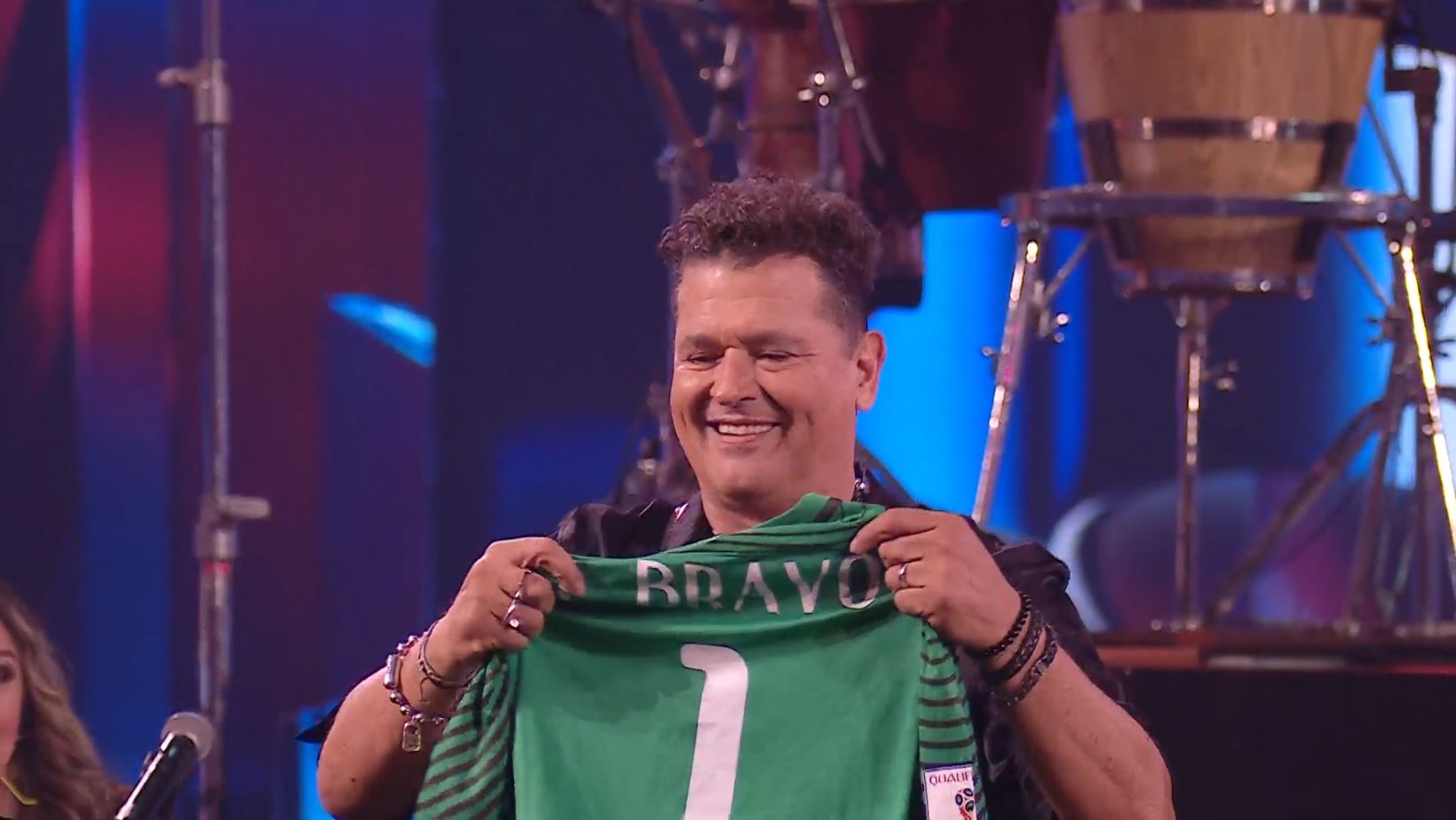 Carlos Vives con el regalo de Bravo