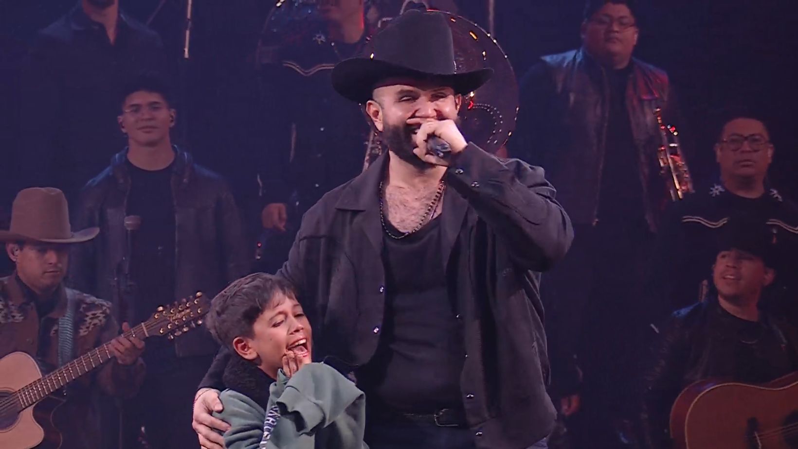 Carín León y el niño cantando en la Quinta Vergara