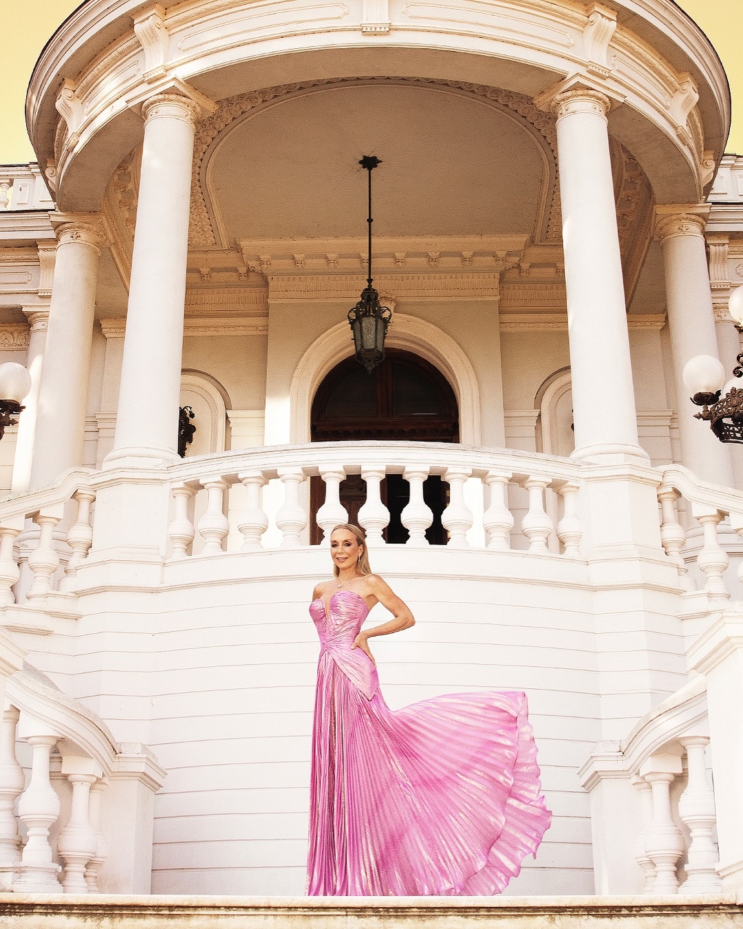 Karen y su vestido rosado