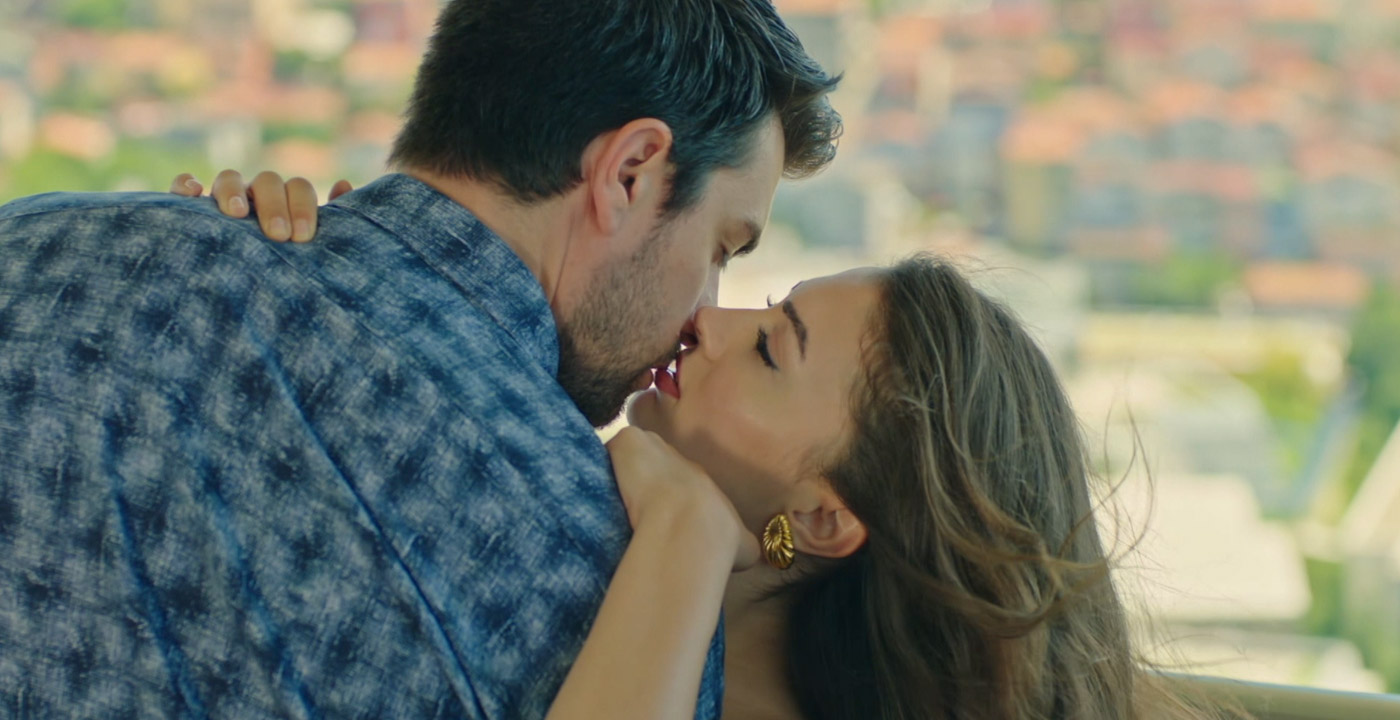 Beso de Ayse y Kerem