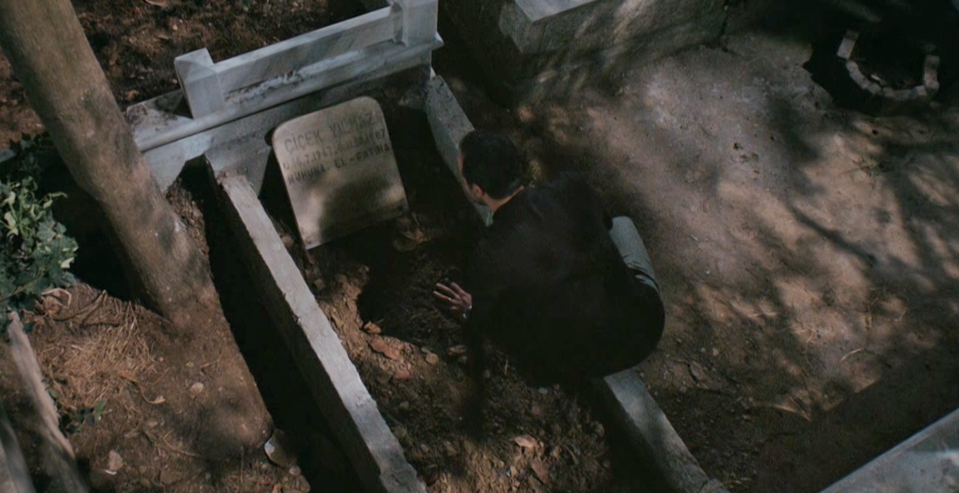Abdin en el cementerio