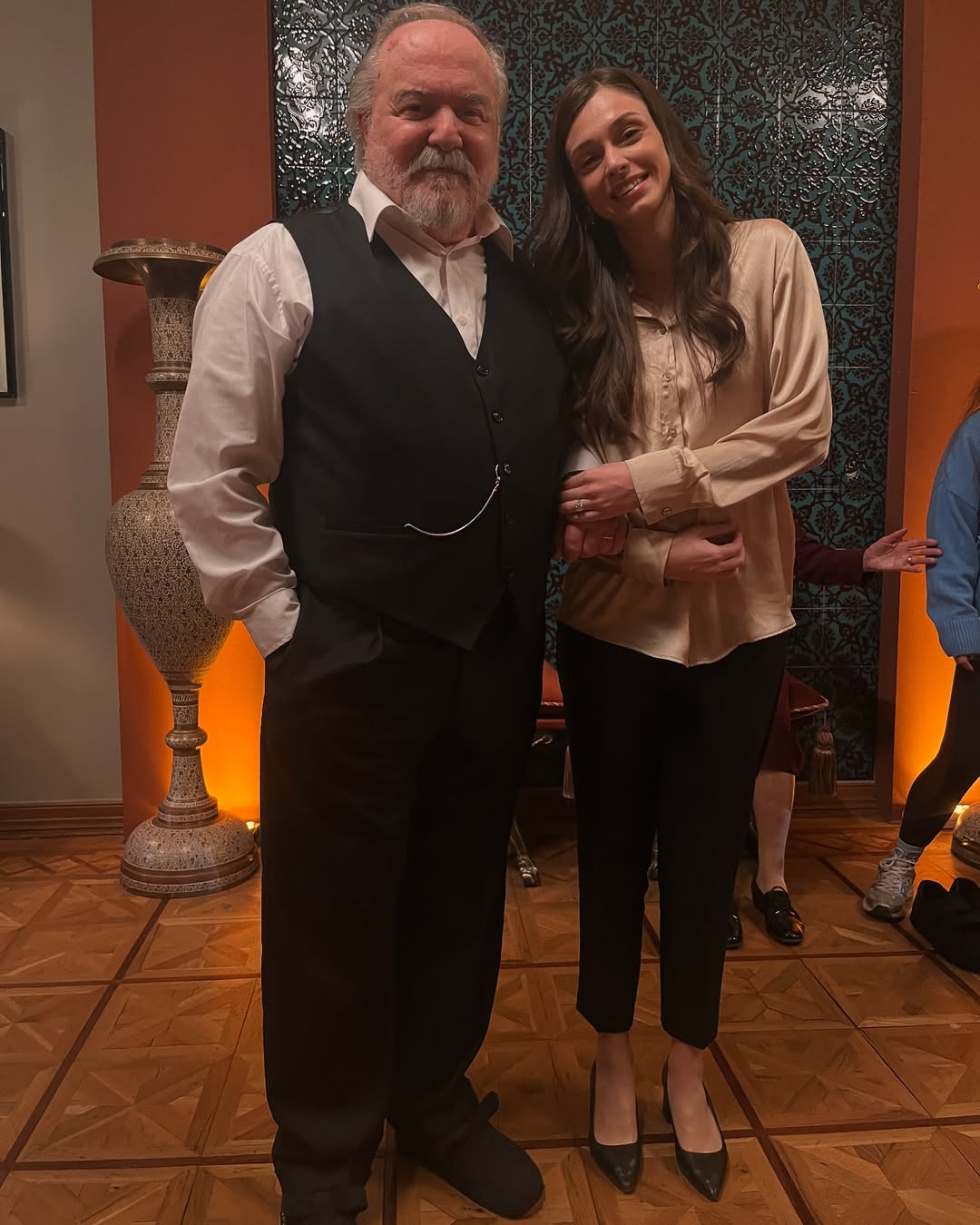 Cetin Tekindor y Hazal Araci