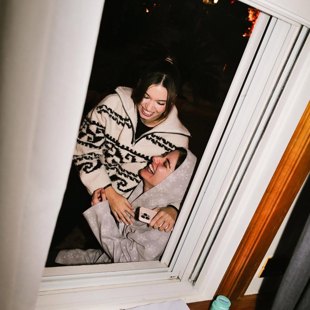 Beril Pozam y Afra Saracoglu