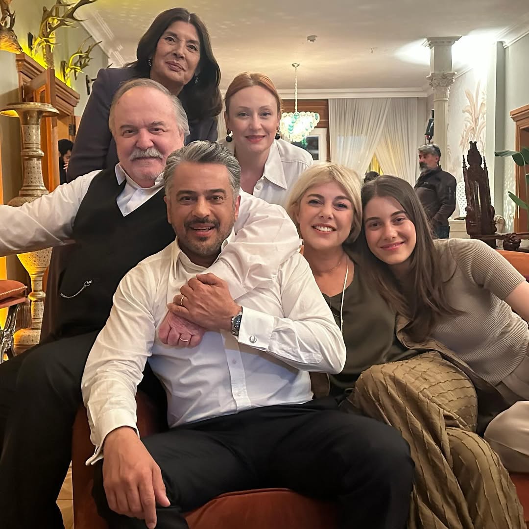 Beril Pozam con el elenco de Seyrán y Ferit