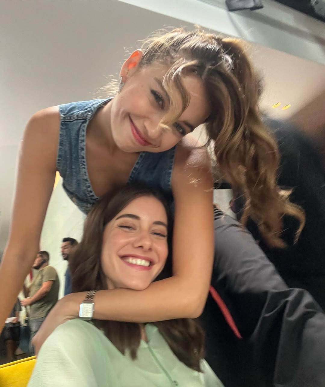 Afra Saracoglu y Beril Pozam