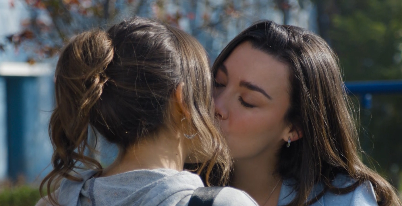 Beso de Karina e Ignacia