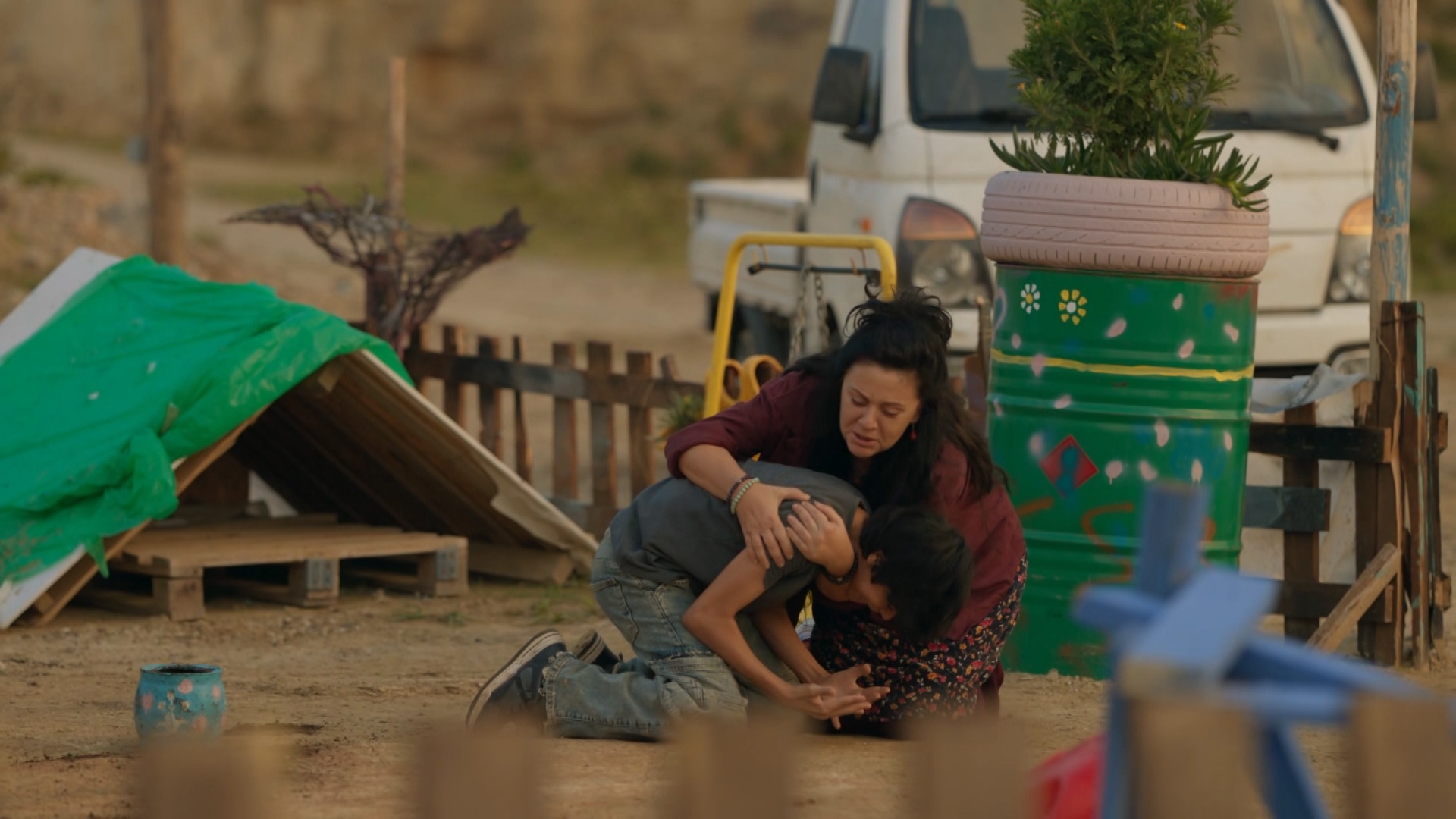 Güzide consuela a Cino