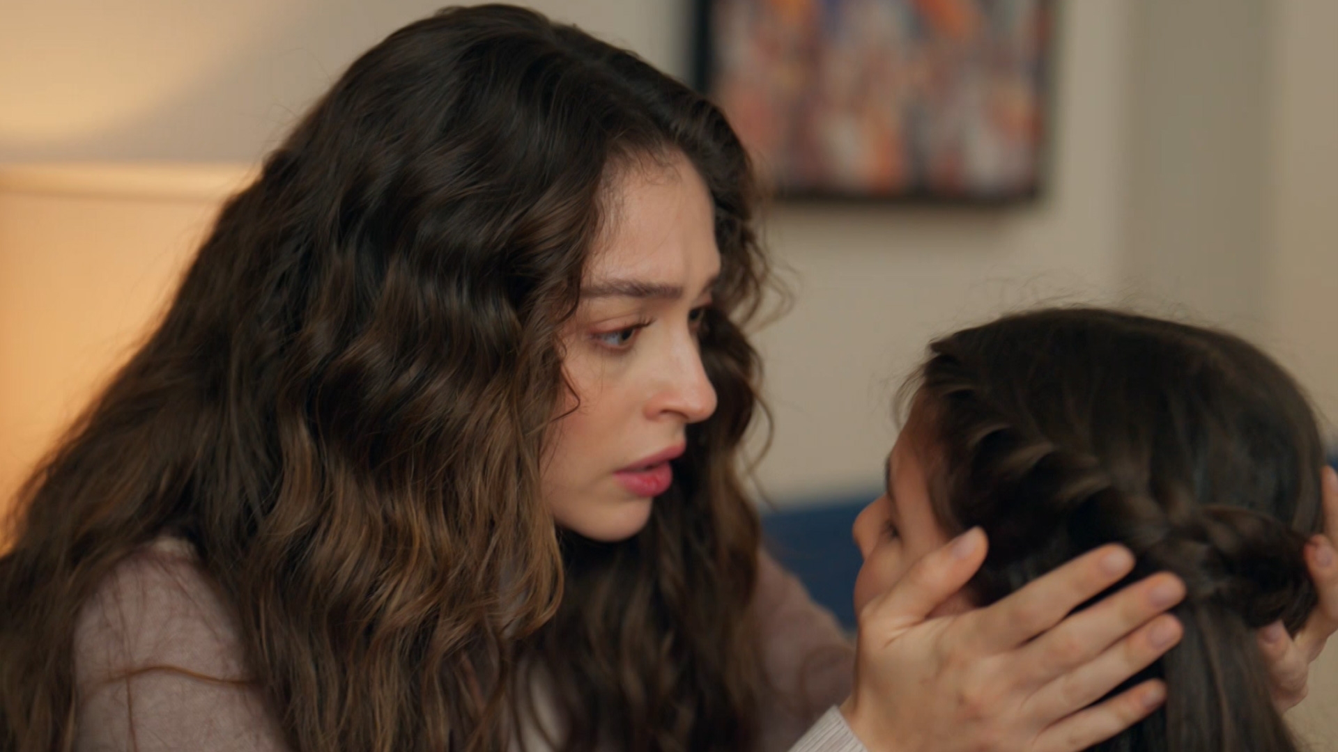 Leyla consuela a Ipek