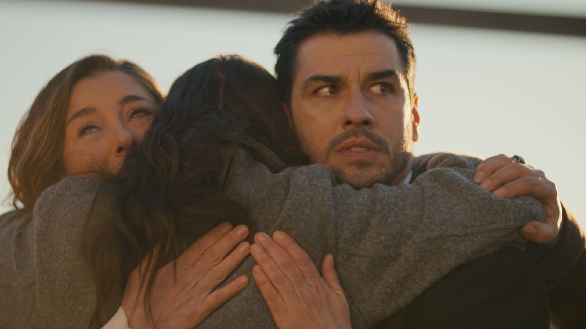 Melek abraza a su familia