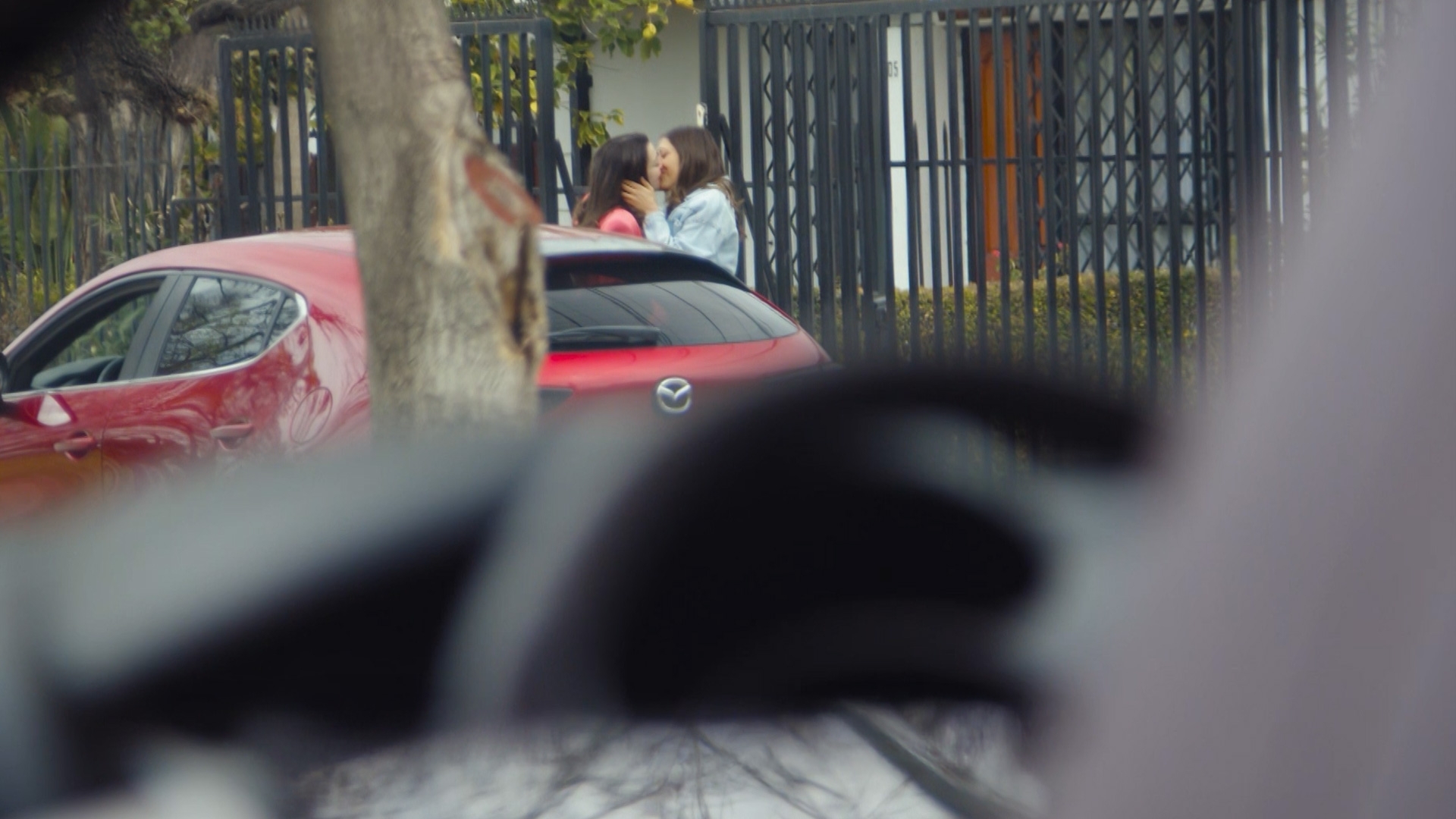 Beso de Karina e Ignacia