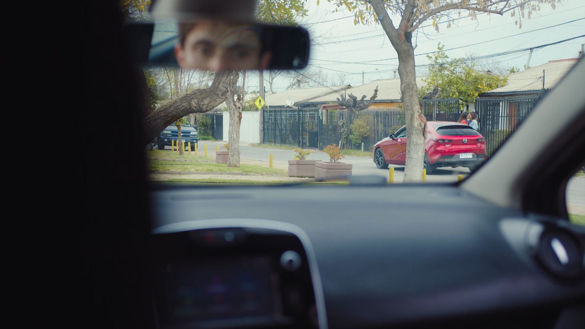 Joaquín ve el beso de Karina e Ignacia