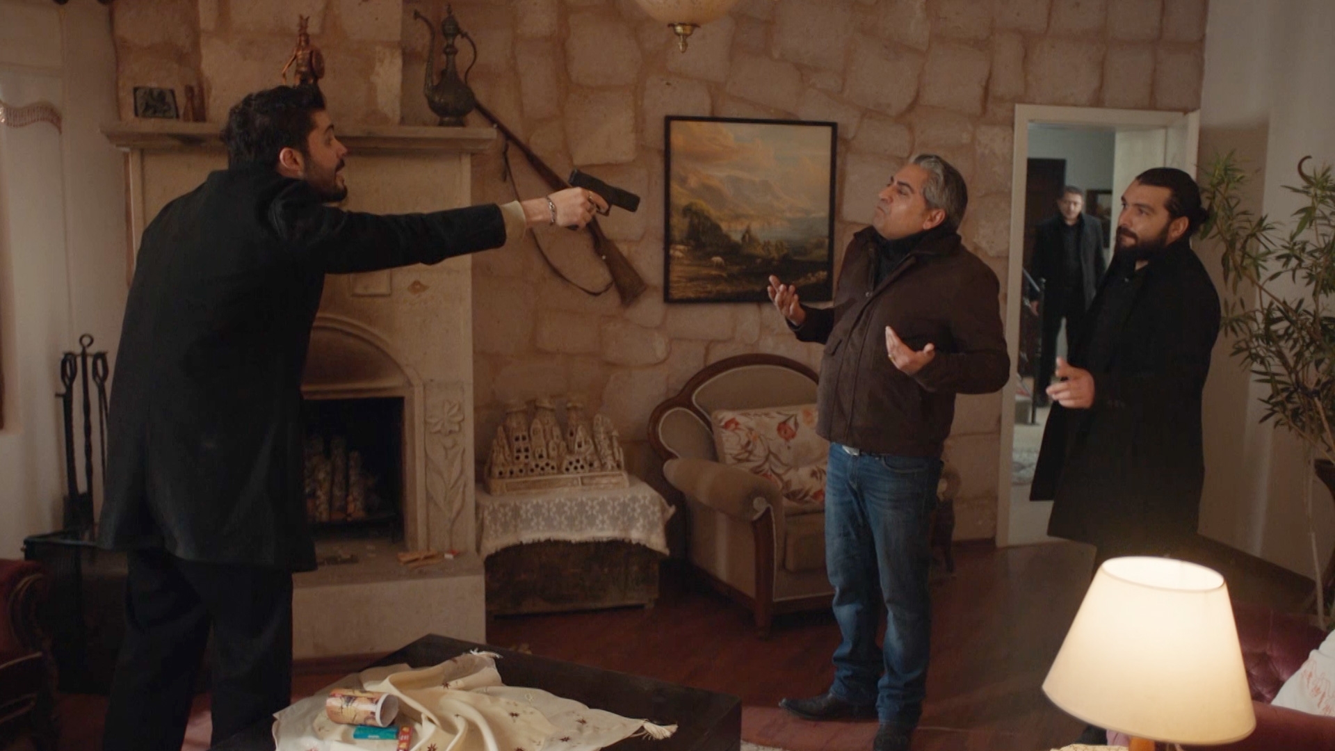 Esat apunta a Bünyamin