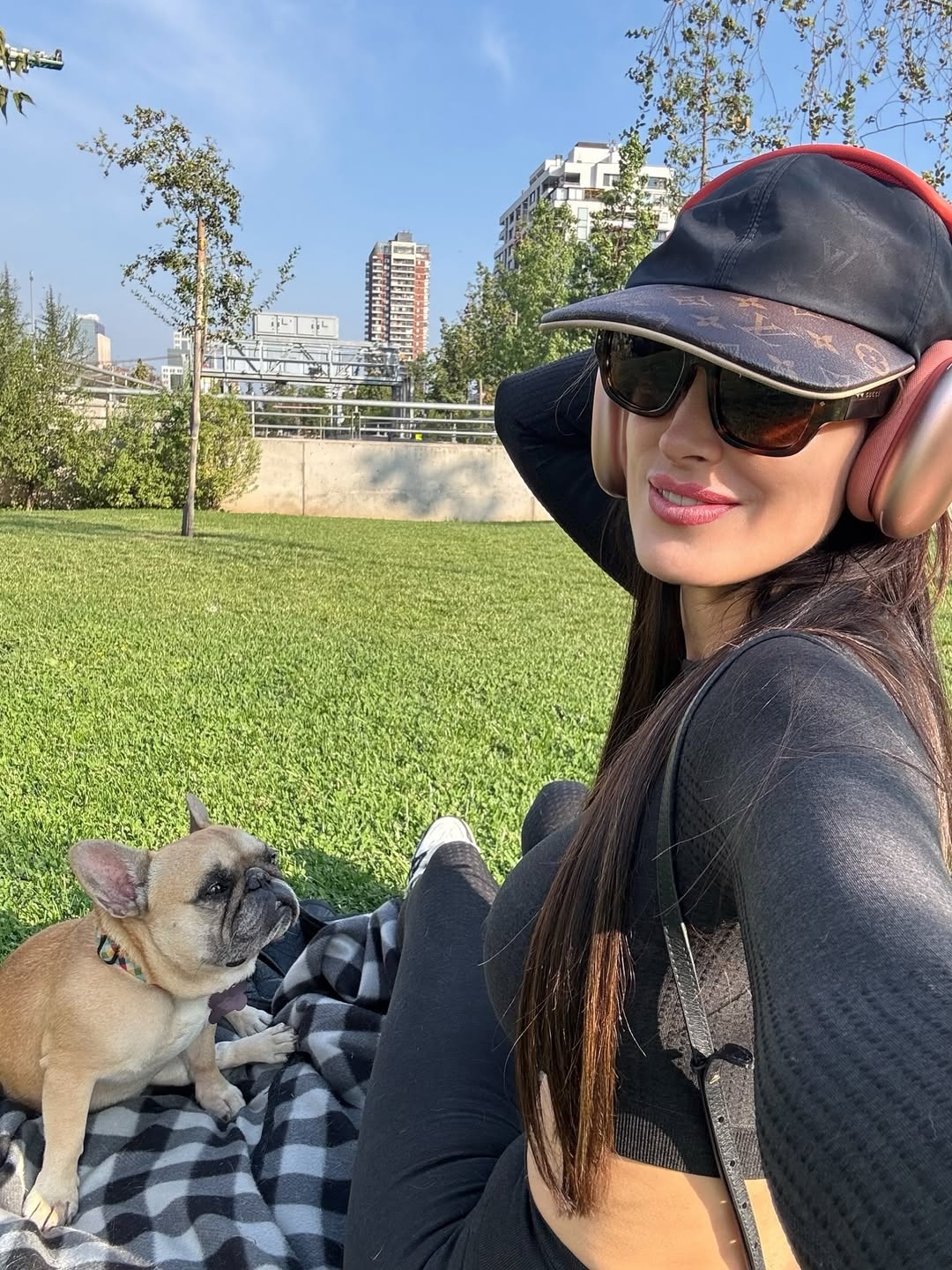 Adriana Barrientos y su perrita Asia