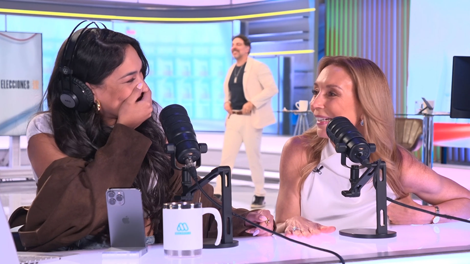 Paulina Flores y Karen Doggenweiler