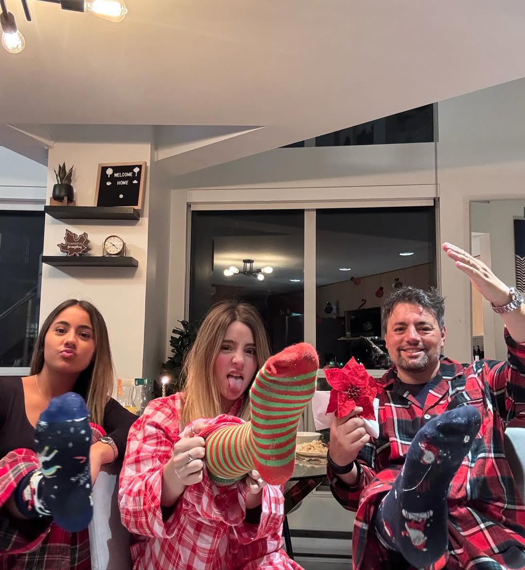 Daniel Valenzuela y sus hijas