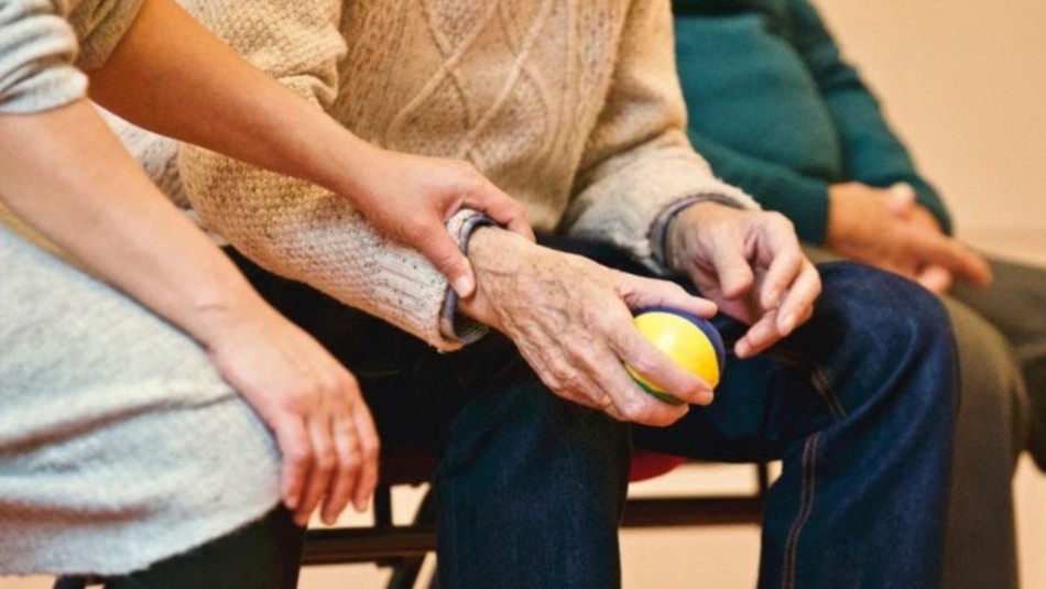 Científicos explican en qué momento las personas comienzan a envejecer: Son tres etapas