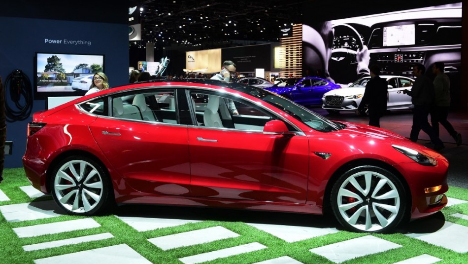 Tesla 3 Tesla ofrece un millón de dólares y un Model 3 a quien pueda hackear su sistema