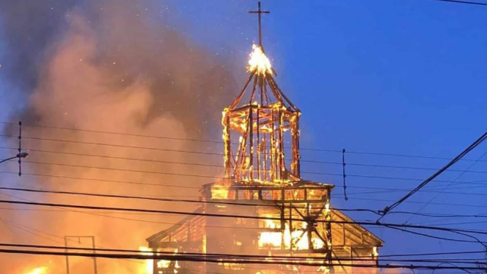 iglesia san francisco ancud Violento incendio destruye iglesia San Francisco de Ancud
