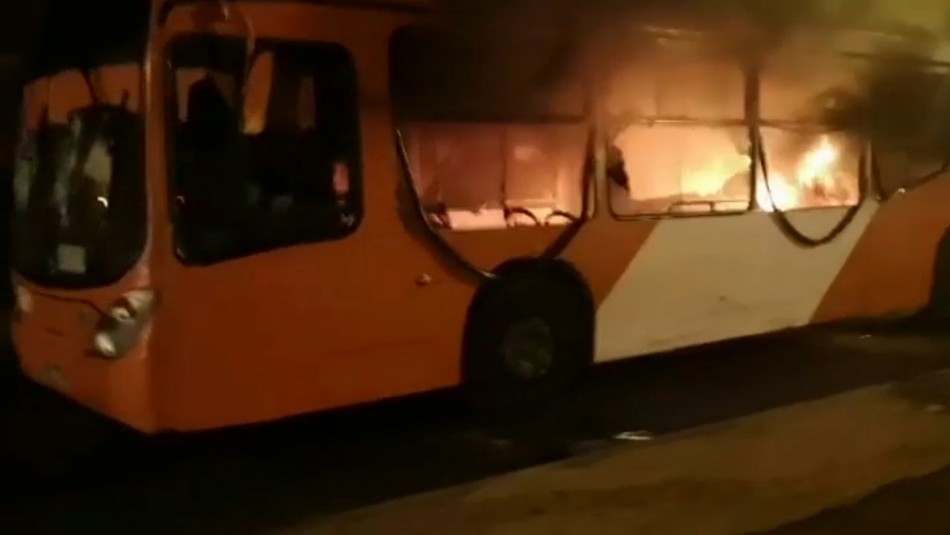bus Nuevamente bus del transporte público es incendiado en la comuna de Maipú