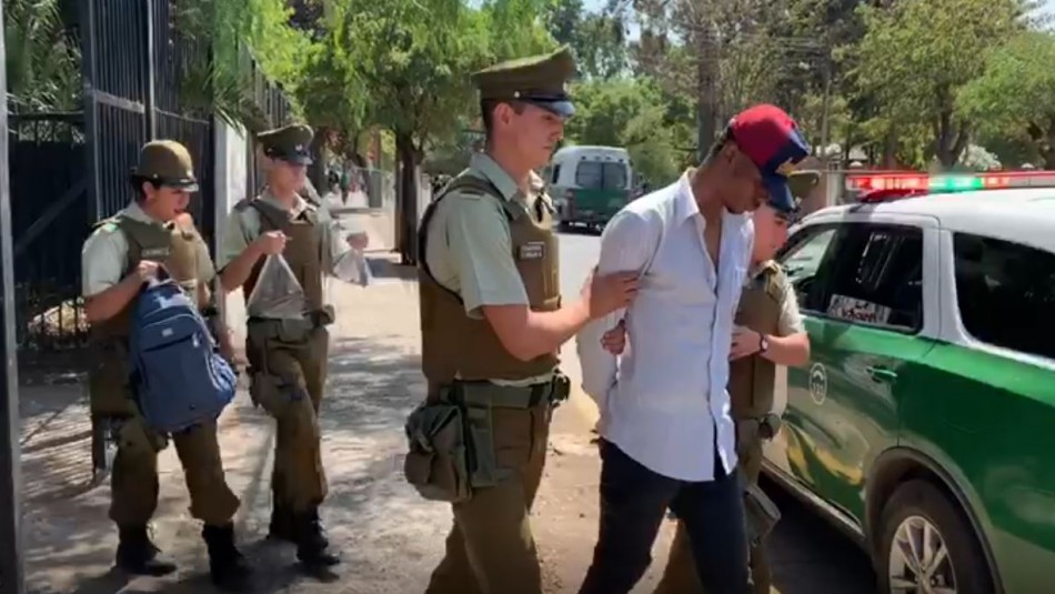Detienen a sujeto que ingresaba con arma a fogueo a local de rendición de la PSU Detienen a sujeto que ingresaba con arma a fogueo a local de rendición de la PSU