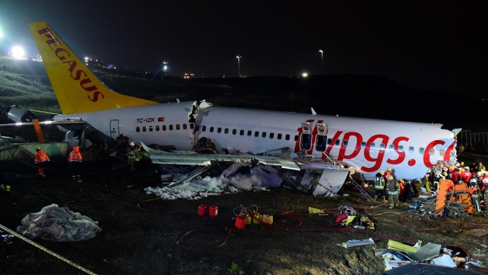 Aumentan a tres los muertos por avión que se partió en tres en Turquía
