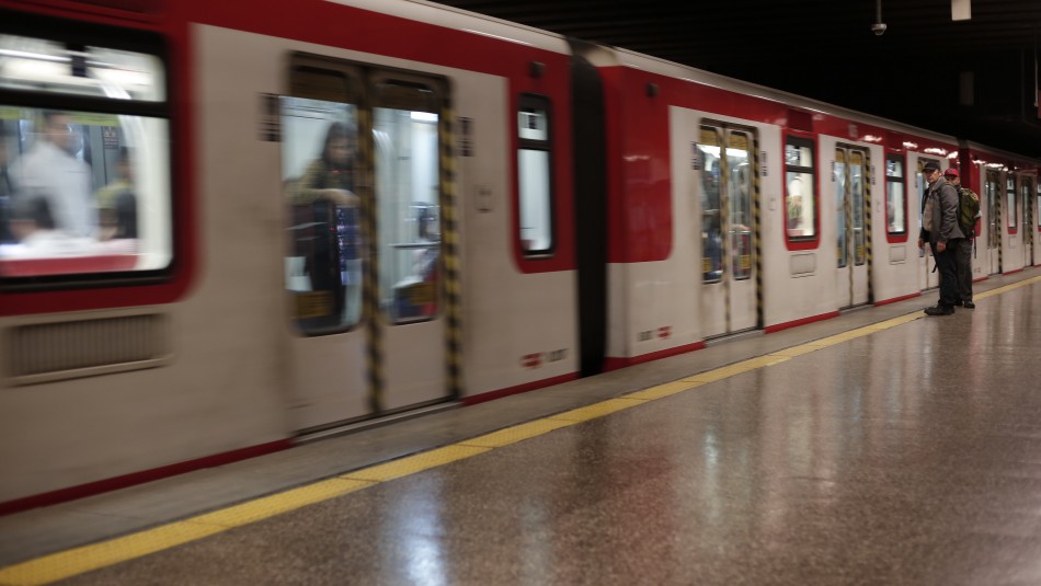 Metro de Santiago sube a cuatro las estaciones cerradas por disturbios en el exterior Metro de Santiago sube a cuatro las estaciones cerradas por disturbios en el exterior