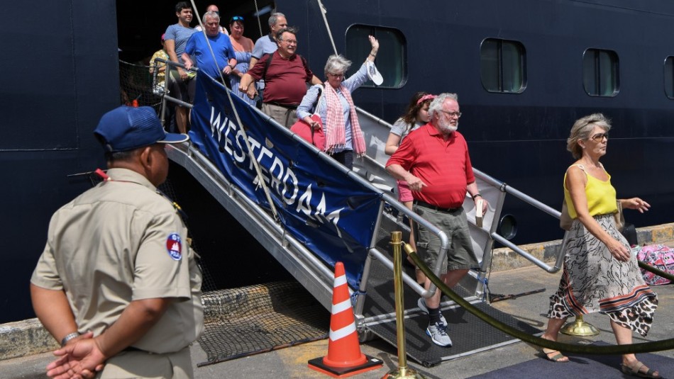 Desembarcan en Camboya pasajeros de crucero rechazado en puertos por sospechas de coronavirus Desembarcan en Camboya pasajeros de crucero rechazado en puertos por sospechas de coronavirus