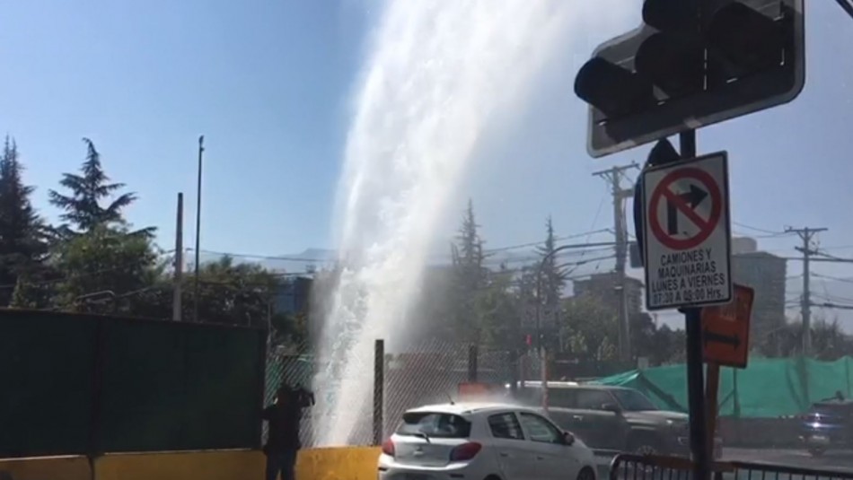 rotura matriz presidente riesco Rompen matriz de agua en Las Condes en obras de autopista Américo Vespucio Oriente