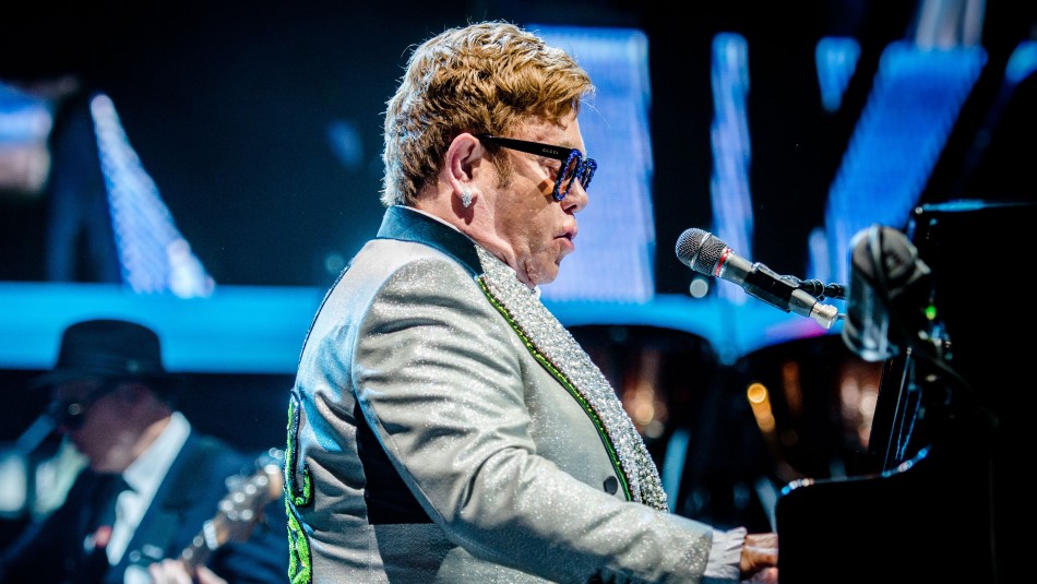Elton John Elton John pierde la voz en pleno concierto y se retira entre lágrimas del escenario