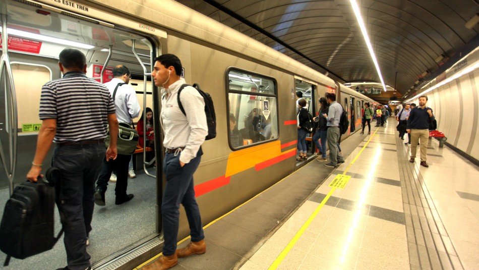 Línea 4 del Metro Metro de Santiago cierra dos estaciones de Línea 4 por manifestaciones