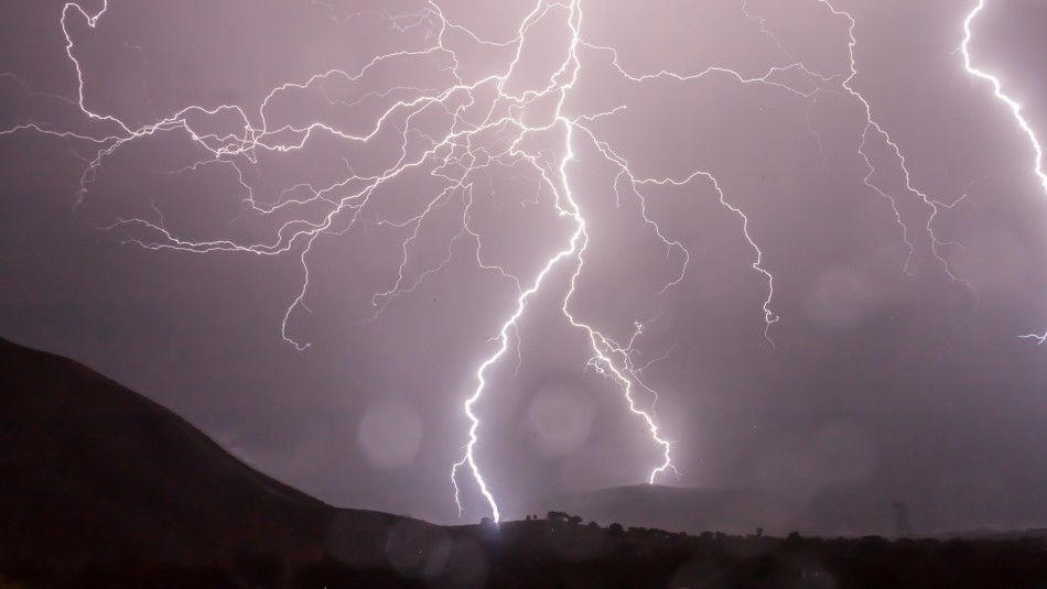 Una mujer murió tras recibir un rayo durante tormenta eléctrica en Argentina Una mujer murió tras recibir un rayo durante tormenta eléctrica en Argentina