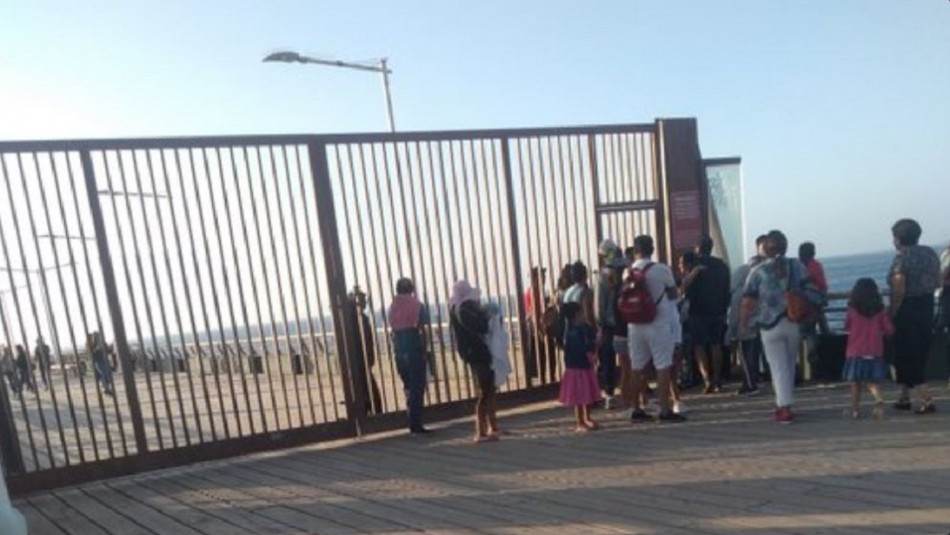 Carabinero resulta herido tras enfrentamientos con comerciantes ambulantes del Muelle Vergara Carabinero resulta herido tras enfrentamientos con comerciantes ambulantes del Muelle Vergara
