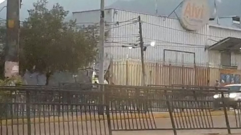 saqueo alvi peñalolen Sujetos saquean supermercado en la comuna de Peñalolén