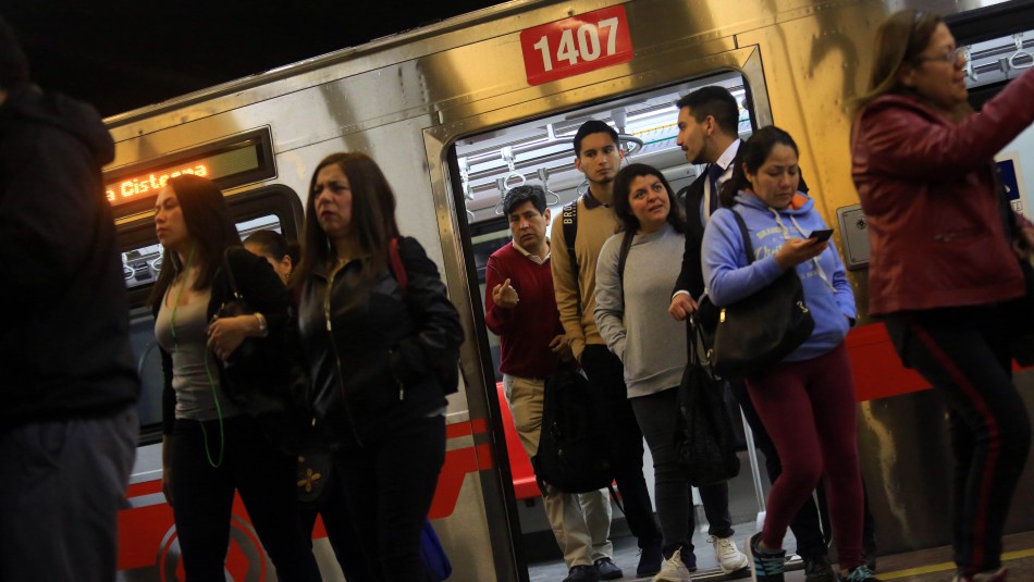 Metro de Santiago Metro de Santiago cierra dos estaciones de su servicio por disturbios
