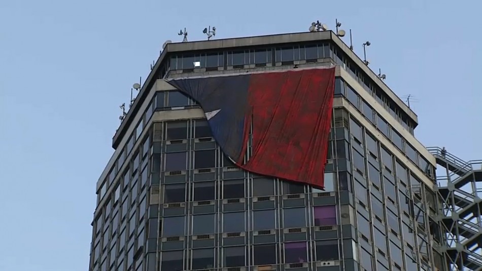 bandera 27f Tras quedar atascada finalmente pudo desplegarse bandera gigante réplica del 27F